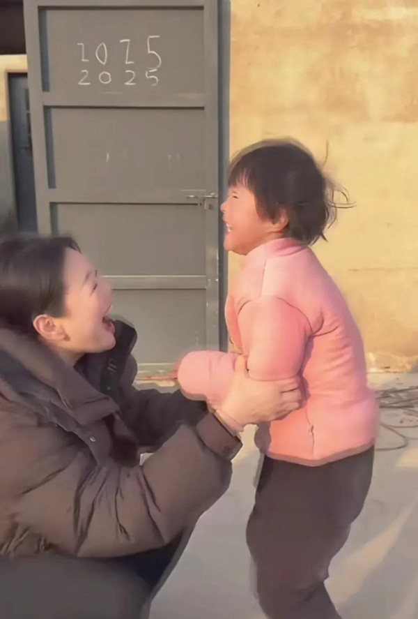 全网都在围观梦秋和亮哥的尴尬瞬间，背后隐藏着什么秘密？