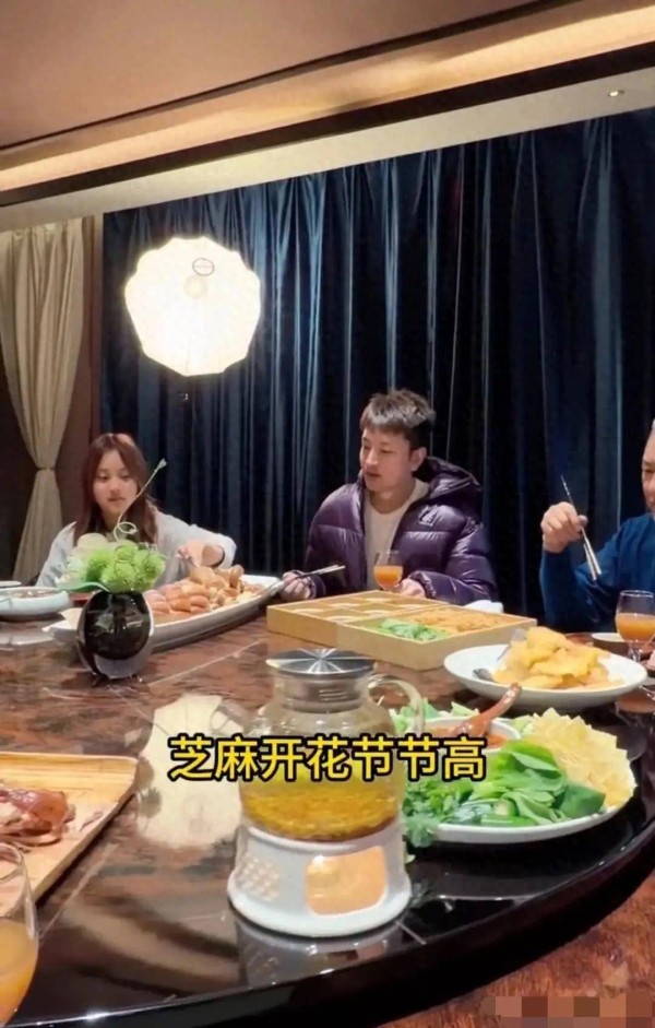 贾乃亮晒全家福全鱼宴馋哭网友 甜馨爷爷奶奶年轻似同龄人