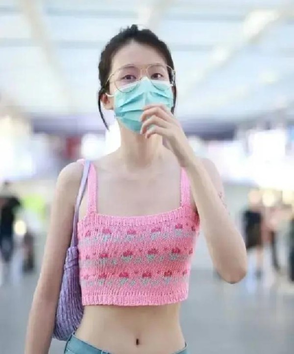 张萌、乔欣带火了一种新穿搭：吊带衫+牛仔裤，性感洋气还减龄