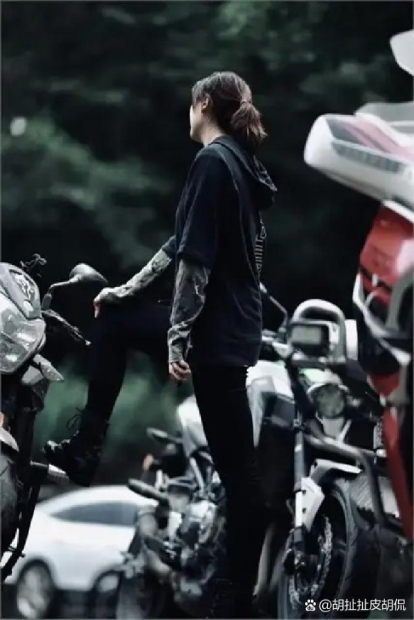 昨晚，跟一个刚离职的品牌设计...@胡扯扯皮胡侃的动态