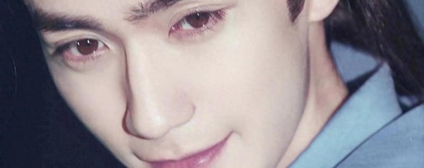 桃花眼后藏着的秘密：那个设计师出身的男人，如何在娱乐圈风暴中活成一本沉默的教科书