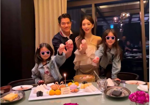 香港天王娇妻产下三胎近况曝光,高调晒满月重礼,囤金饰眼光毒辣