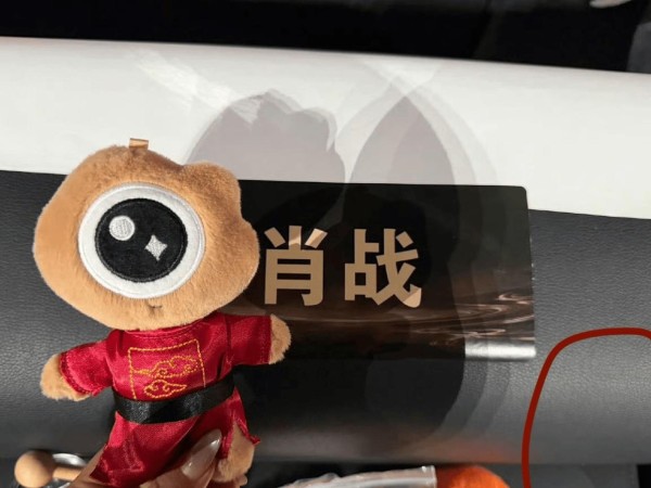 杨幂微博风波激化，争议持续升级；肖战悄然换回原座位，微博之夜现新变动；归咎普通员工引质疑，舆论热议不断！