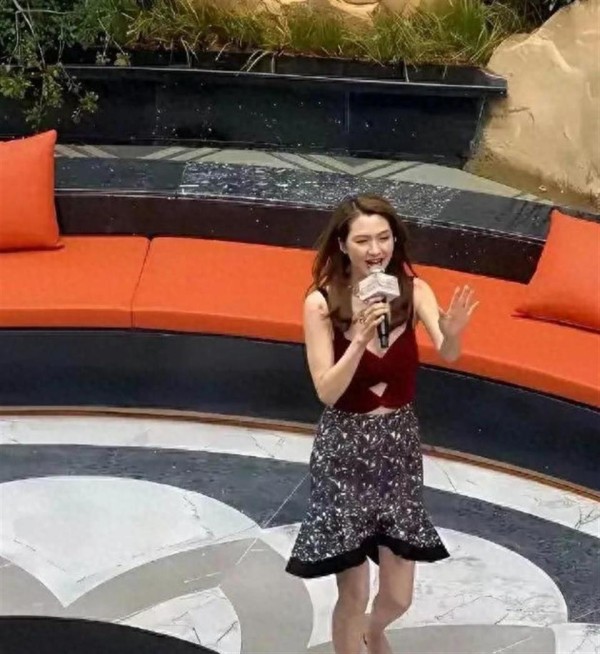 女明星不红了只能接商演,听说一小时仅5万元,真是太可怜了! 