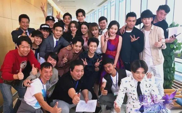 当红偶像携手演绎《极光之恋》，打造视觉盛宴