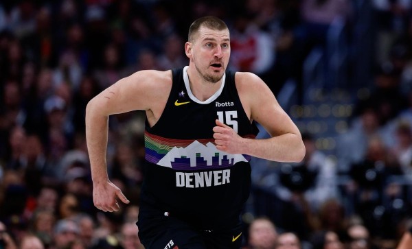 有一说一，今天约基奇和亚历山大的表现完全不在一个档次。约基奇位列 MVP 榜第二，本场出战 44 分 34 秒，投篮 25 中