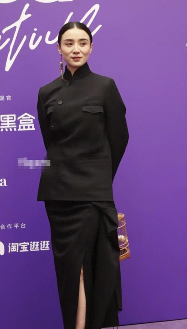 44岁女演员拒绝800万片酬跑去云南山村住三个月，回来后说的话让整个娱乐圈都沉默了，她做的事比那些天天喊口号的明星狠多了