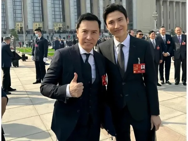 七仔娱乐：近几届参加全国两会的明星代表，各个重量级！为他们点赞
第一位：靳东 ，山东济宁 ，中国内地影视演员，中国煤矿文工团副团长。  全国政协委员
第二位：甄子丹 ，广东广州 ，中国香港男演员，武术指导，导演。  全国政协委员
第三位：韩红，西藏昌都，歌唱家，作曲家，公益人，中国宋庆龄基金会理事。全国政协委员
第四位：陈道明，浙江绍兴， 中国内地男演员，中国电影家协会主席。
第五位：张国立，天...