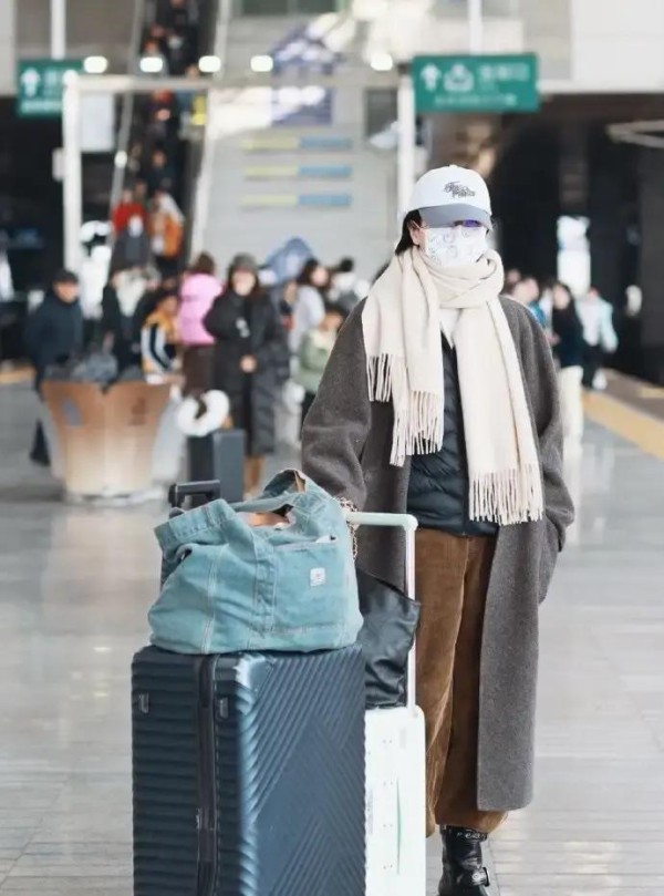 今天万茜现身机场她这次搭配的很有潮流时尚