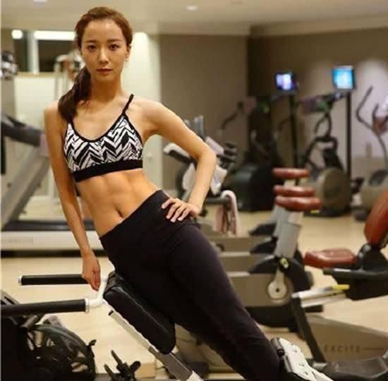 秀腹肌马甲线的美女明星，张雨绮第八，赵丽颖第二，第一是谁？