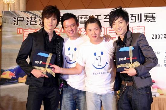 李连杰率众明星齐战2007“壹基金”杯慈善房车赛