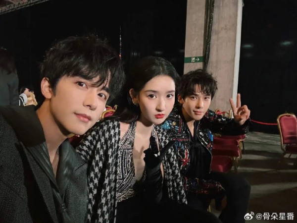 张新成罕见爱豆妆亮相！与王安宇同框新综，双倍颜值暴击引热议