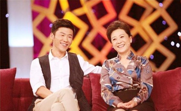 导演王群：出演过《咱们的牛百岁》，是王骁的父亲，王馥荔的丈夫