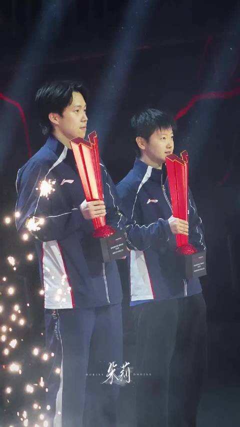 莎头幸福的冠军合照！莎还仔细了两眼头~一脸骄傲！