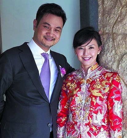 孙燕姿换礼服回娘家敬茶