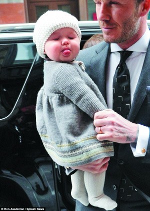 贝克汉姆抱着9个月大的爱女Harper首次到纽约时装周捧场