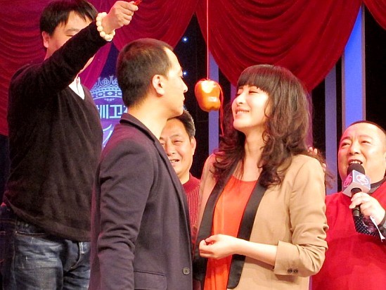 于洋王雅捷“咬苹果”