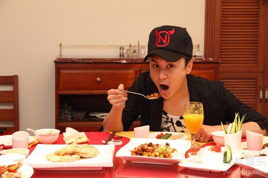 朱桢对着镜头推荐起明星们最爱的特色菜