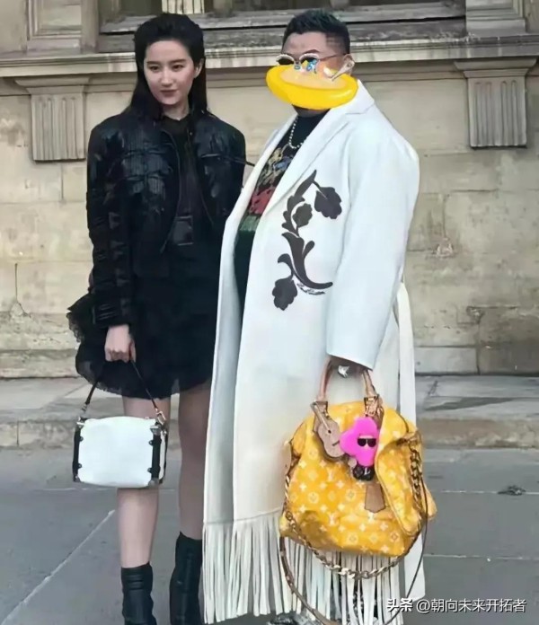 朝向未来开拓者：在资本面前，刘亦菲也得弯腰，美如天仙也得乖乖微笑配合这位胖哥合影。

在如今的娱乐圈，名人与资本的关系愈发紧密。刘亦菲，这位备受瞩目的女演员，最近的一张合影引发了公众的广泛讨论。照片中，她微笑着与一位身材丰满的男性合影，而这张照片的焦点却并非她的美丽，而是那只价值一千万的黄色包包。这个包包的奢华程度让人难以想象，成为了社交媒体上的热议话题。

人们对这张照片的反应各异，许多人对刘亦...