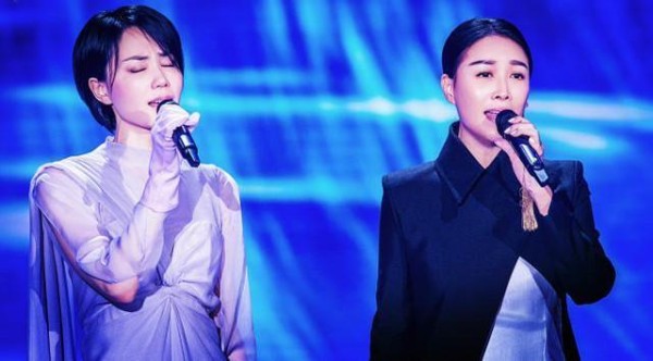 王菲春晚后台花絮，上台前淡定从容，原来戴手套并非她本意