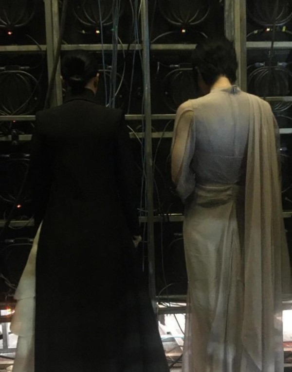 王菲春晚后台花絮,上台前淡定从容,手套非她本意