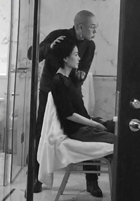 王菲春晚后台花絮,上台前淡定从容,手套非她本意