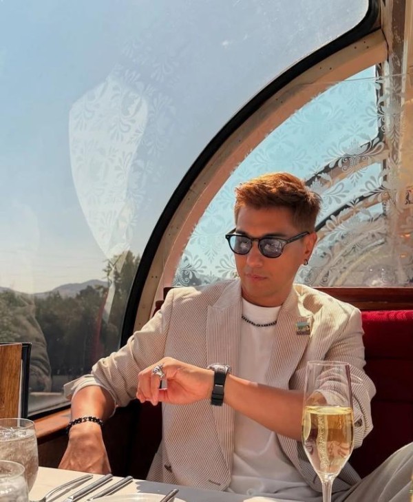 明星演唱会紧锣密鼓，后台忙碌汗水如瀑，真实感人