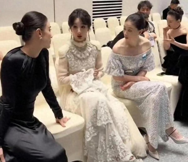 救命！原来明星后台这么野，宋佳脱鞋名场面笑不活了