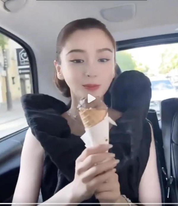 36岁杨颖巴黎出图，连换4套高定超拼，小海绵拉衣角不让走！