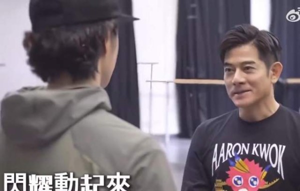 郭富城王一博春晚后台花絮曝光,两个王者斗舞太精彩了!天王不老