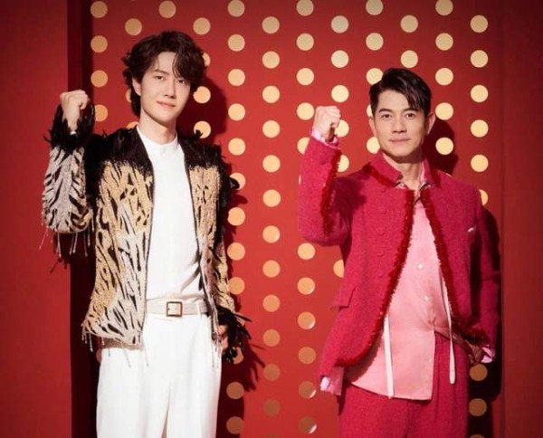 郭富城王一博春晚后台花絮曝光，两个王者斗舞太精彩了！天王不老