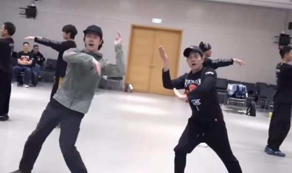 郭富城王一博春晚后台花絮曝光,两个王者斗舞太精彩了!天王不老