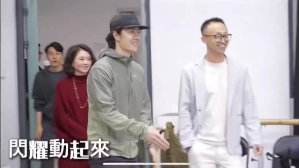 帅炸了！王一博郭富城后台花絮