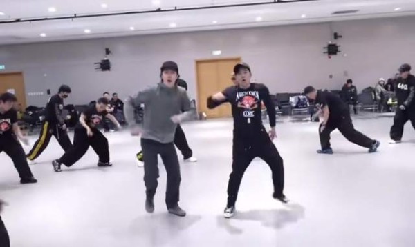 郭富城王一博春晚后台花絮曝光,两个王者斗舞太精彩了!天王不老