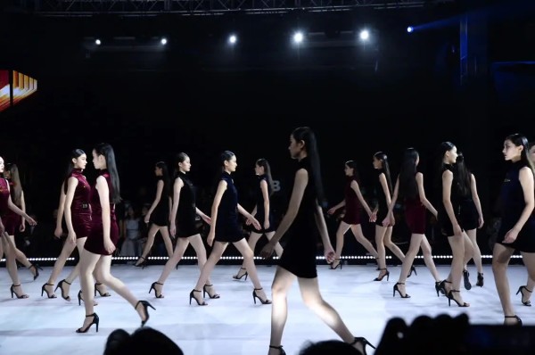 18岁女孩陈驰成为新一代中国超级模特大赛冠军 ——2020第十五届中国超级模特大赛北京落幕