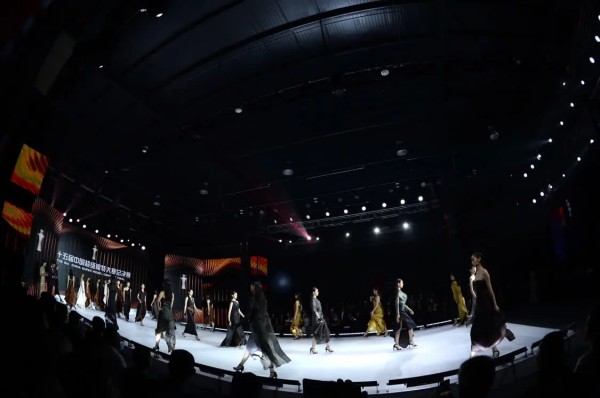 18岁女孩陈驰成为新一代中国超级模特大赛冠军 ——2020第十五届中国超级模特大赛北京落幕