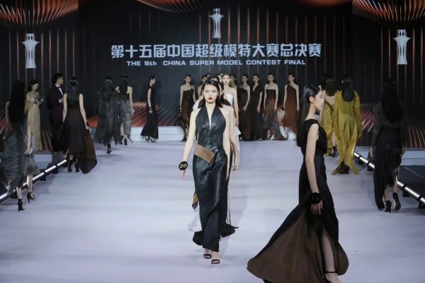 18岁女孩陈驰成为新一代中国超级模特大赛冠军 ——2020第十五届中国超级模特大赛北京落幕