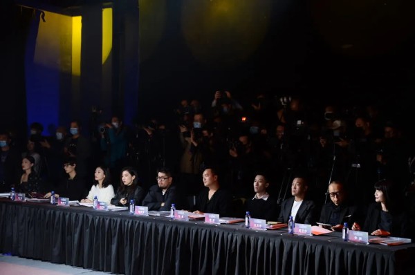 18岁女孩陈驰成为新一代中国超级模特大赛冠军 ——2020第十五届中国超级模特大赛北京落幕