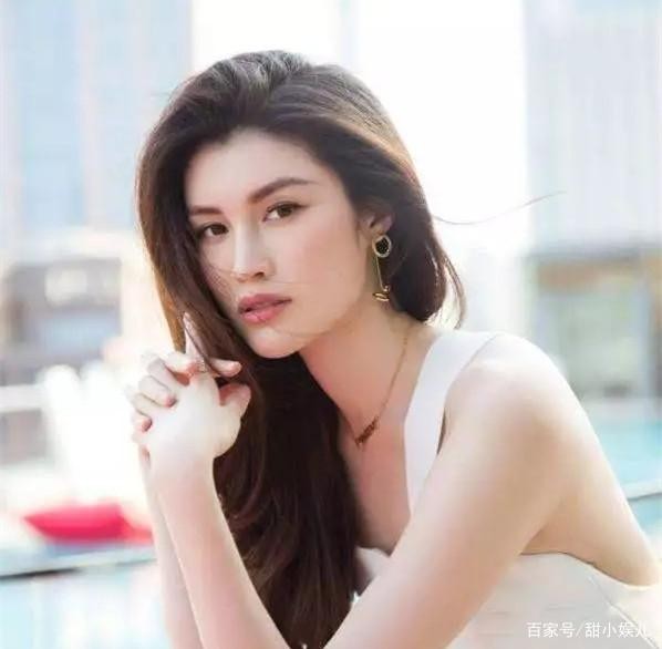 何穗上位史：从砸金蛋女孩，到维密T型台上的国际超模