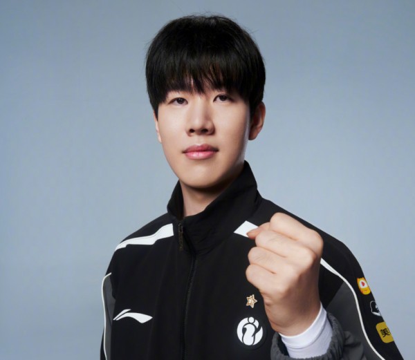 Theshy赛后采访出现漏洞，炫神直播嘲讽，一起打的队友心寒了