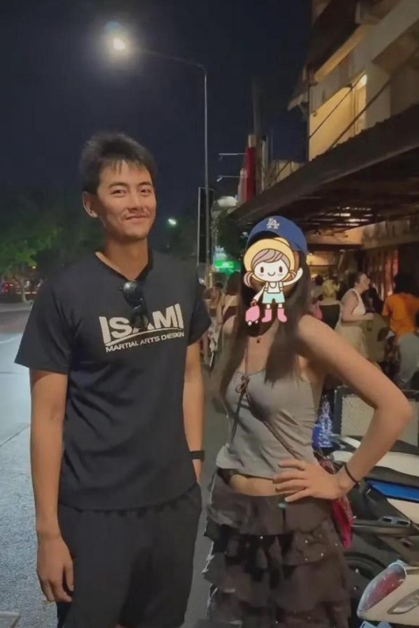 纪凌尘与韩国女友泰国度假，两人相恋5年女方身材好又白又美！