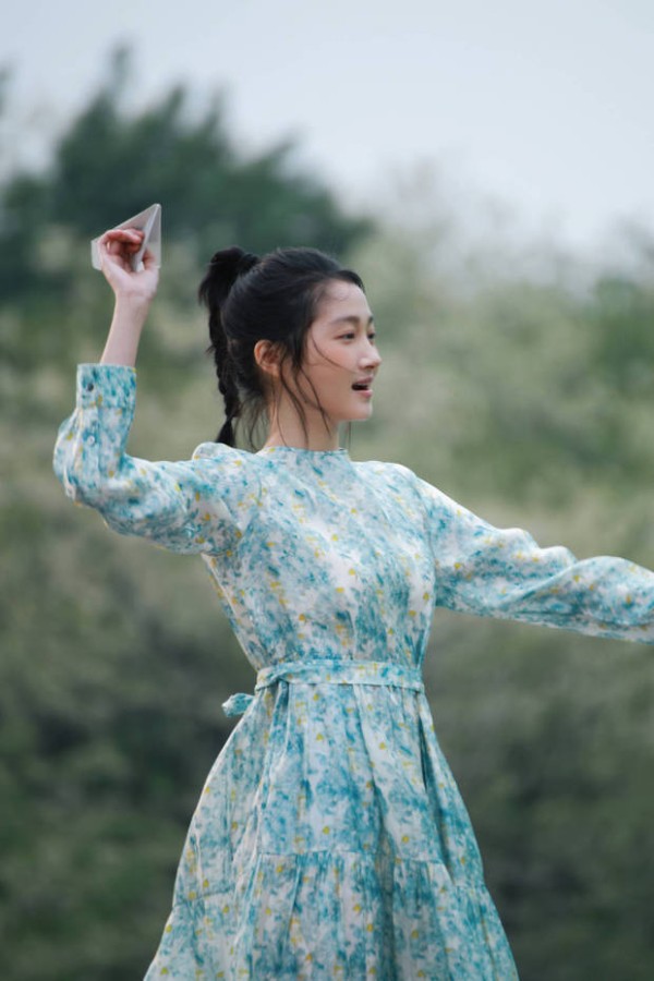 关晓彤高马尾编发,手持纸飞机,灵动元气。