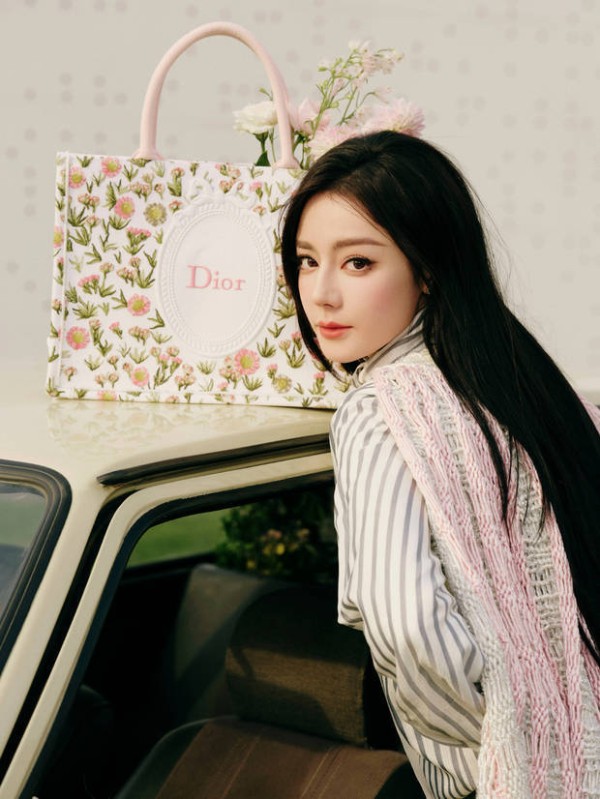 迪丽热巴回眸浅笑,温柔又甜美。