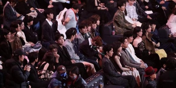 一张图就把娱乐圈的生态位给扒得一清二楚，成龙大哥那一桌星光璀璨耀眼，肖战低调就坐其中引热议