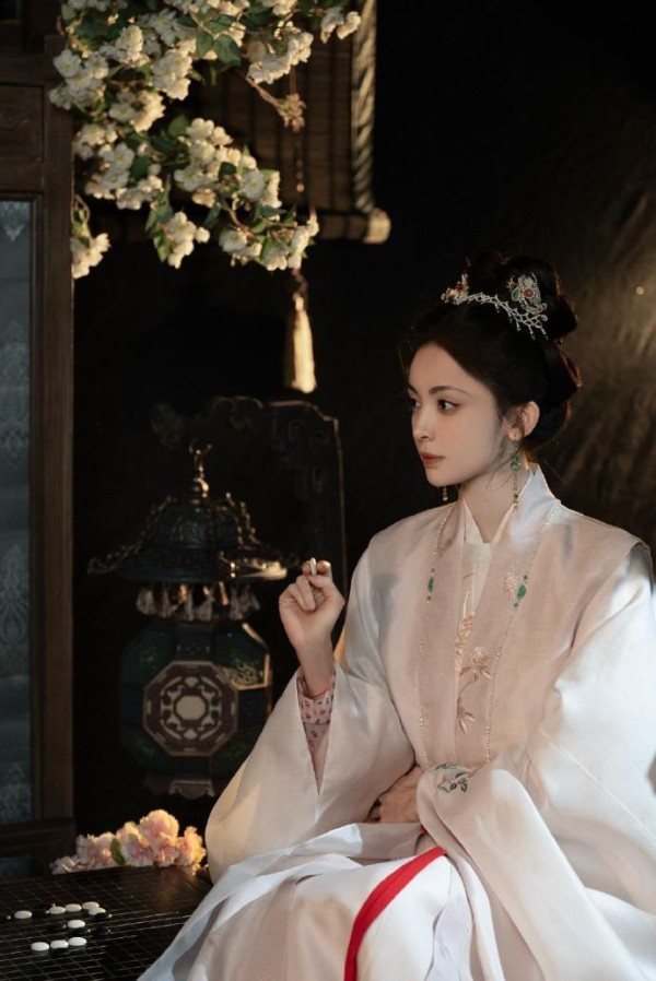 于正生日宴惊现“人脉天花板”？一张合照揭秘内娱资源暗战！