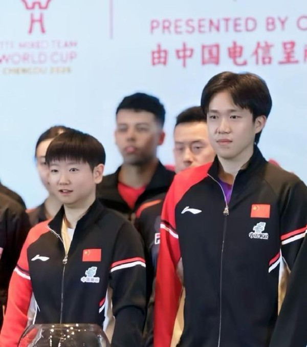 赛场重逢｜一个眼神胜过千言：那张照片背后的默契为何触动了千万人？