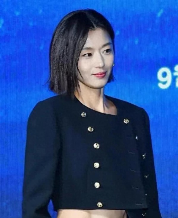 43岁全智贤深夜健身房照片流出，同龄女星纷纷私下打听她的“逆龄密码”，300亿身家背后藏着什么