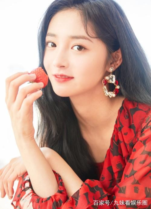 周洁琼健身照流出，大家却更关注身后的教练，纷纷表示要转行