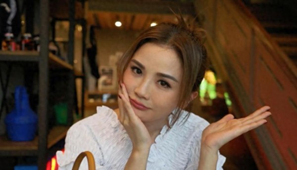 43岁蔡卓妍深夜健身房汗水浸透上衣，教练反复递上毛巾的动作，让旁边会员看得入了神