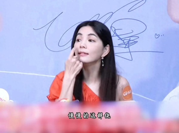 原来这才是明星“舌头”爱在嘴里打转的真相。